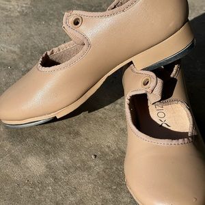 Tan Tap Shoes- child size 10- good condition